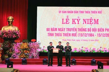 Thiếu tướng Nguyễn Văn Thiện, Phó Tư lệnh Bộ đội Biên phòng trao tặng Bằng khen cho Bộ đội Biên phòng tỉnh Thừa Thiên Huế.