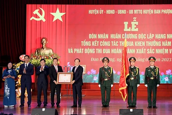 Lãnh đạo huyện Đan Phượng nhận Huân chương Độc lập hạng Nhì từ Chủ tịch Hội đồng nhân dân thành phố Hà Nội Nguyễn Ngọc Tuấn.