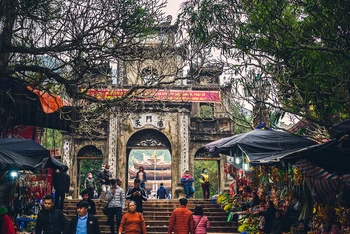 Lễ hội chùa Hương thu hút đông người tham gia và cũng tiềm ẩn nguy cơ phát sinh những vấn đề tiêu cực.