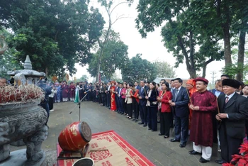 Các đại biểu dâng hương tưởng nhớ Tản Viên Sơn Thánh.