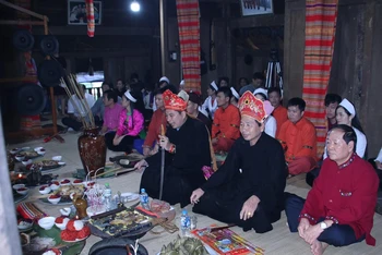 Các thầy Mo đang thực hiện các nghi lễ của Mo Mường.
