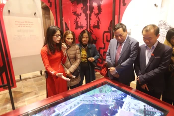 Phó Bí thư Thành ủy Hà Nội Nguyễn Văn Phong cùng các đại biểu tham quan triển lãm.