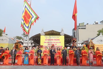 Các đại biểu cắt băng khánh thành dự án tu bổ di tích đình Trường Lâm.