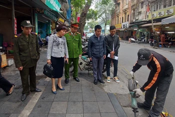 Lực lượng chức năng phá dỡ bục bệ vi phạm tại quận Hoàn Kiếm.