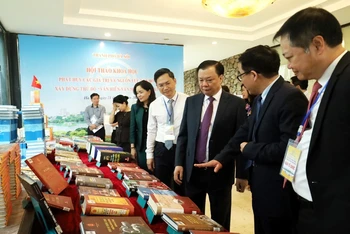 Đồng chí Đinh Tiến Dũng, Ủy viên Bộ Chính trị, Bí thư Thành ủy Hà Nội cùng các đại biểu tham quan trưng bày về văn hóa Hà Nội.
