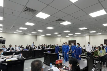 Bị cáo Nguyễn Quang Tuấn cùng đồng phạm tại phiên tòa.