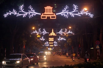 Trang trí ánh sáng thành phố Hà Nội được đánh giá là hài hoà giữa truyền thống và hiện đại.