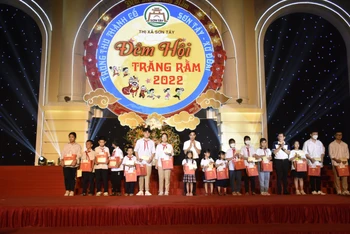 Lãnh đạo thị xã Sơn Tây (Hà Nội) tặng quà các em học sinh giỏi có hoàn cảnh khó khăn trong Chương trình Trung thu Thành cổ năm 2022.