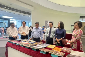 Các đại biểu tham quan Triển lãm Thành tựu văn học nghệ thuật Hà Nội sau 15 năm thực hiện Nghị quyết số 23-NQ/TƯ của Bộ Chính trị (khóa X). 