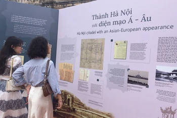 Công chúng xem các tư liệu quý về Hà Nội cách đây một thế kỷ.