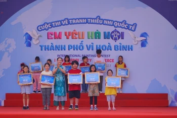 Ban Tổ chức trao giải cho những em có tác phẩm nổi bật trong cuộc thi.