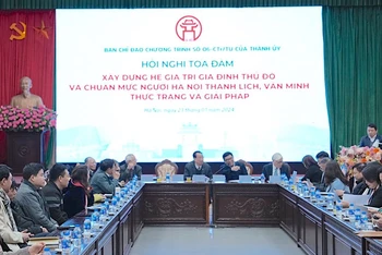 Các đại biểu trao đổi về những giải pháp nhằm xây dựng văn hóa Hà Nội xứng với tầm vóc của Thủ đô.