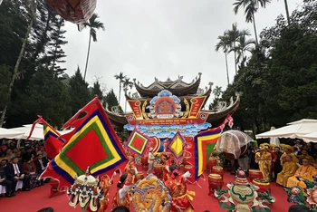 Biểu diễn nghệ thuật mừng khai hội chùa Hương.