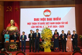 Đại diện lãnh đạo Ủy ban Mặt trận Tổ quốc thành phố Hà Nội chúc mừng Đại hội.