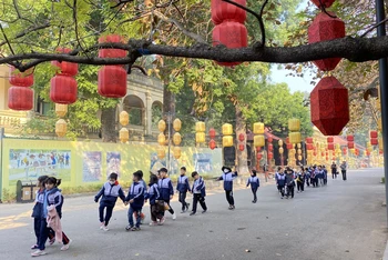Các em học sinh tham quan, trải nghiệm tại Hoàng thành Thăng Long.