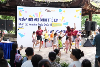 Trẻ em Hà Nội tham gia Ngày Quốc tế Vui chơi đầu tiên tại Trung tâm Hoạt động Văn hóa, khoa học Văn Miếu - Quốc Tử Giám. (Ảnh: GIANG NAM)