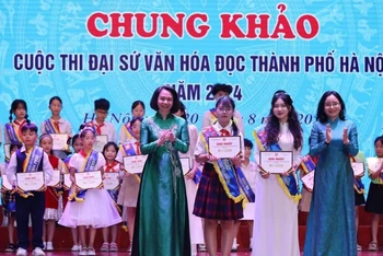 Ban Tổ chức trao giải thưởng Đại sứ Văn hóa đọc cho các em học sinh. 