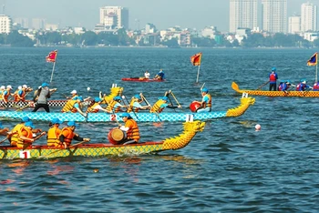 Không gian hồ Tây sẽ là nơi tranh tài của các đội tham gia Giải Bơi chải Thuyền rồng Hà Nội 2024.