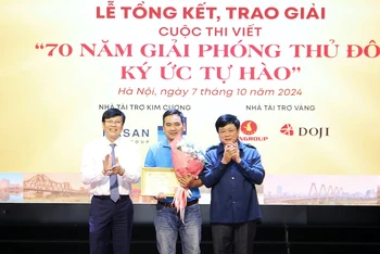 Ban Tổ chức trao giải Nhất cho tác giả Đan Nhiễm với tác phẩm: Hiện thực hoá giấc mơ sông Hồng.