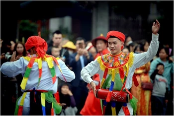 Nam thanh niên múa trống bồng là một đặc sản của Lễ hội làng Triều Khúc (huyện Thanh Trì).