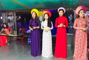 Các ca sĩ biểu diễn ca Huế phục vụ du khách trên sông Hương. 
