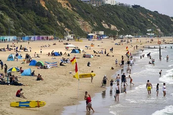 Bãi biển ở Anh trở nên đông đúc khi thời tiết nắng nóng. 