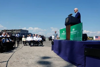 Tổng thống Mỹ Biden phát biểu về biến đổi khí hậu trong chuyến thăm Massachusetts. (Ảnh REUTERS) 