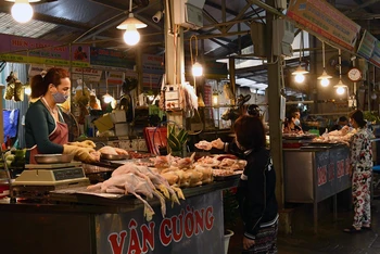Thực phẩm tươi sống được bày bán tại một chợ trên địa bàn Hà Nội. (Ảnh ÐĂNG DUY) 