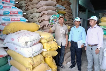 Mỗi năm, anh Ðồng Phước Tào (ngoài cùng bên trái) thu mua, cung cấp cho thị trường khoảng 7 tấn nông sản. (Ảnh TẤN NGUYÊN) 