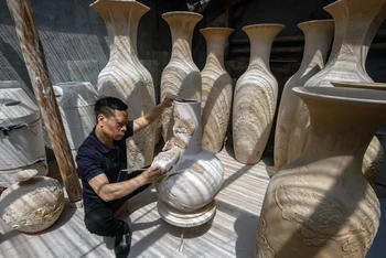Nghệ nhân Nguyễn Hùng chế tác các sản phẩm gốm Bát Tràng. 