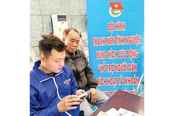 Thanh niên quận Hoàng Mai hỗ trợ người dân kích hoạt tài khoản định danh điện tử. 