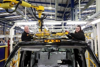 Một nhà máy sản xuất ô-tô ở Coventry, Anh. (Ảnh Reuters) 