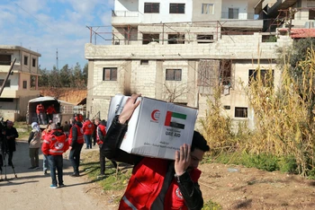 Ðưa hàng cứu trợ đến khu vực bị ảnh hưởng động đất ở Syria. (Ảnh REUTERS) 
