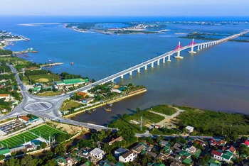 Cầu Cửa Hội bắc qua sông Lam góp phần tạo bước phát triển cho kinh tế-xã hội tỉnh Nghệ An. (Ảnh QUANG DŨNG) 