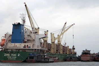 Chuyển tải hàng hóa cho tàu vận tải trên biển ở khu vực Hòn Nét-Con Ong, thành phố Cẩm Phả, tỉnh Quảng Ninh. 