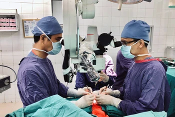 Hoạt động mổ phiên tại Bệnh viện Hữu nghị Việt Ðức đã trở lại bình thường. Trong ảnh: Các bác sĩ Khoa Phẫu thuật Hàm mặt-Tạo hình-Thẩm mỹ thực hiện ca phẫu thuật nối da đầu bị lột đứt rời cho người bệnh. 