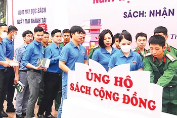 Các đoàn viên, thanh niên và chiến sĩ trẻ quyên góp xây dựng các tủ sách cộng đồng. 