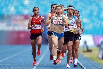Nguyễn Thị Oanh (561) giành Huy chương vàng 1.500m nữ. (Ảnh DŨNG PHƯƠNG)