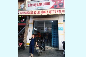 Bà Ðặng Thị Vân bên ngôi nhà gần 20 năm kêu oan. 