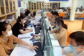 Tiếp nhận hồ sơ, giải quyết chính sách cho người lao động tại Bảo hiểm Xã hội Thành phố Hồ Chí Minh. 
