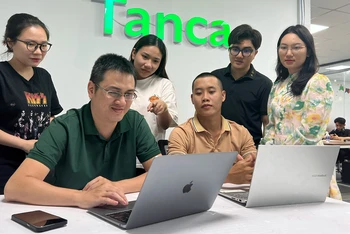 CEO Trần Viết Quân (áo xanh) cùng các cộng sự kiểm tra hoạt động của ứng dụng tanca.io. 