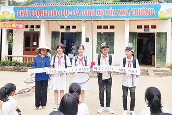 Học sinh Trường phổ thông dân tộc bán trú THCS Nghiên Loan, huyện Pác Nặm (Bắc Kạn) trình diễn tiểu phẩm về an toàn giao thông. 