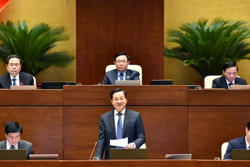 Phó Thủ tướng Lê Minh Khái trả lời chất vấn của các đại biểu Quốc hội. (Ảnh Ðăng Khoa) 
