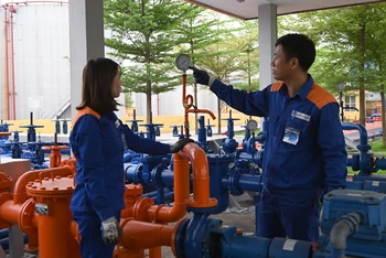 Kiểm tra hoạt động vận hành tại kho xăng dầu của Công ty Xăng dầu Hà Sơn Bình (Tập đoàn Xăng dầu Việt Nam). (Ảnh DUY ÐĂNG) 