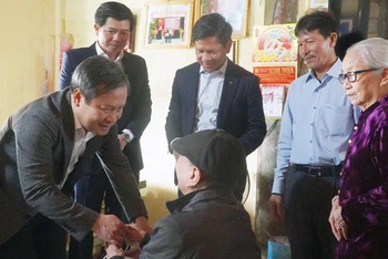 Bí thư Tỉnh ủy Quảng Bình Vũ Ðại Thắng thăm, tặng quà người có công ở huyện Lệ Thủy. 