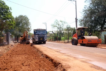 Dự án nâng cấp, mở rộng đường giao thông kết nối vùng khó khăn đến trung tâm huyện Bù Ðốp (Bình Phước) đang được đẩy nhanh tiến độ. 