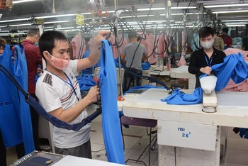 Hoàn thiện các sản phẩm may mặc xuất khẩu tại Công ty cổ phần May Sơn Hà, thị xã Sơn Tây (Hà Nội). (Ảnh MINH HÀ) 