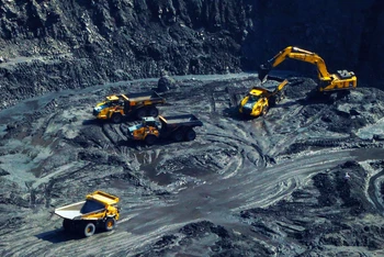 Các mỏ than lộ thiên đang gặp nhiều khó khăn do xuống sâu, diện sản xuất bị thu hẹp. 