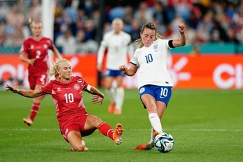 Chiến thắng 1-0 trước Ðan Mạch giúp Anh (áo trắng) vào vòng đấu loại trực tiếp. 