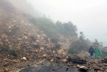 Nhiều tuyến đường tại tỉnh Lai Châu bị sạt lở do mưa lớn. (Ảnh TRẦN TUẤN) 